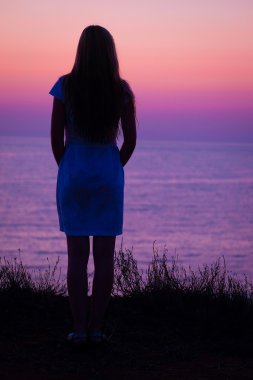 Bir kızın silueti.