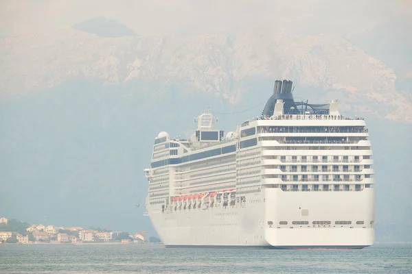 Nave da crociera a Kotor — Foto Stock