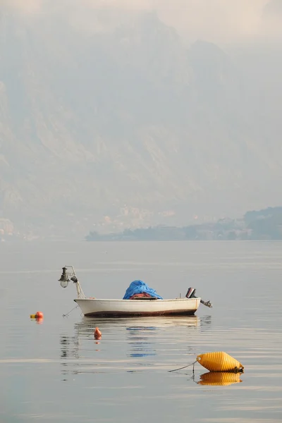 Boot in einem Kotor — Stockfoto