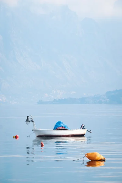 Barco en un Kotor — Foto de Stock