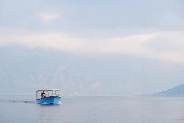 Barco en un Kotor — Foto de Stock