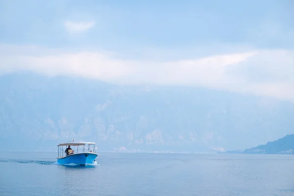 Barco en un Kotor — Foto de Stock