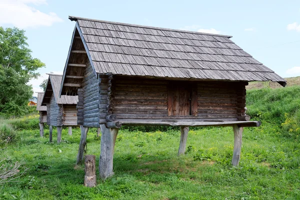 Eski bir ahşap evin görüntüsünü — Stok fotoğraf