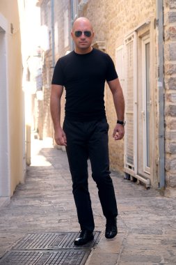 Kel kafalı adam portresi