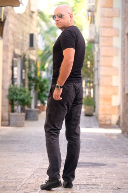 Kel kafalı adam portresi