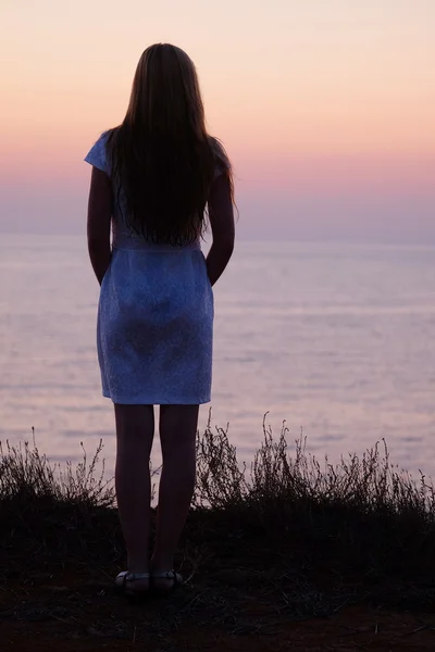 Girl stands on a sea beach — Stock Photo, Image