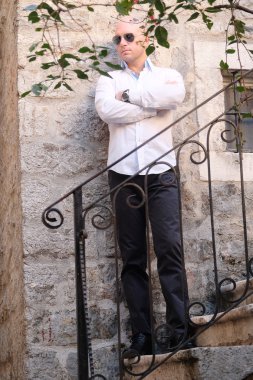 Kel kafalı adam portresi