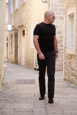 Kel kafalı adam portresi