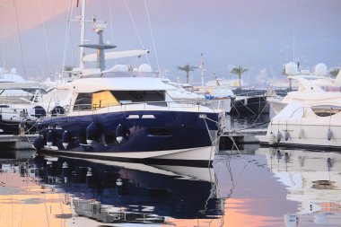 Tivat Harbour teknelerin görüntü