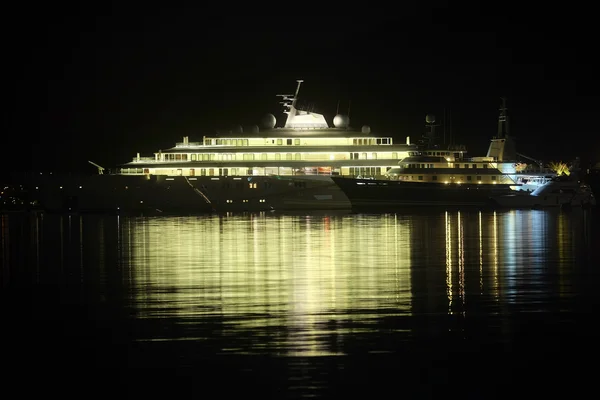 Foto van boten in de haven van Tivat — Stockfoto