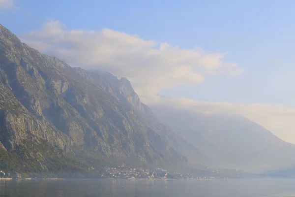 Paesaggio con l'immagine del mare e delle montagne — Foto Stock