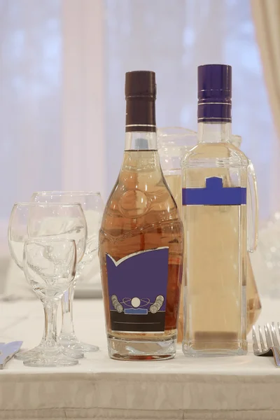 Prázdné pohárky a lahve alkoholu — Stock fotografie