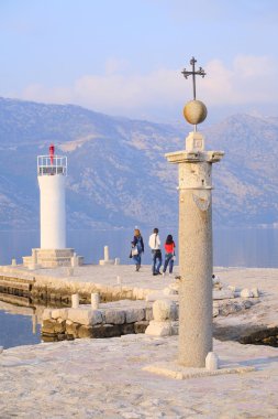 Deniz ve dağlar görüntü ile manzara