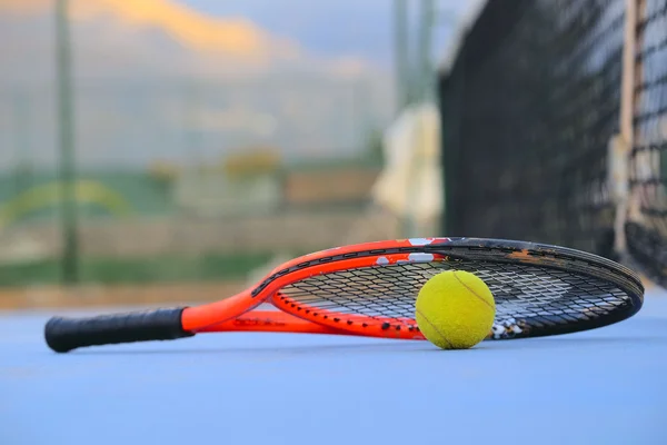 Imagen de pelota de tenis y raqueta de tenis — Foto de Stock