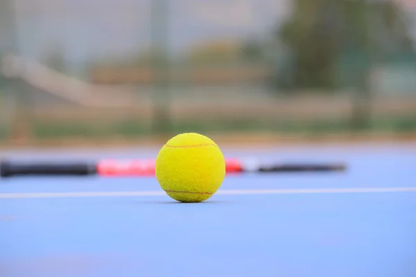 テニス ・ ボールおよびテニス ラケットのイメージ — ストック写真