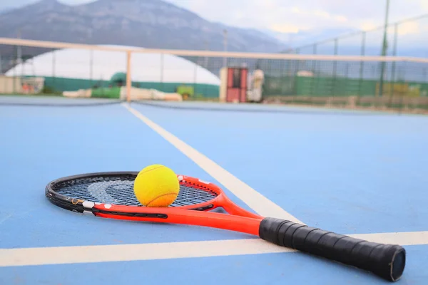 Imagen de pelota de tenis y raqueta de tenis — Foto de Stock