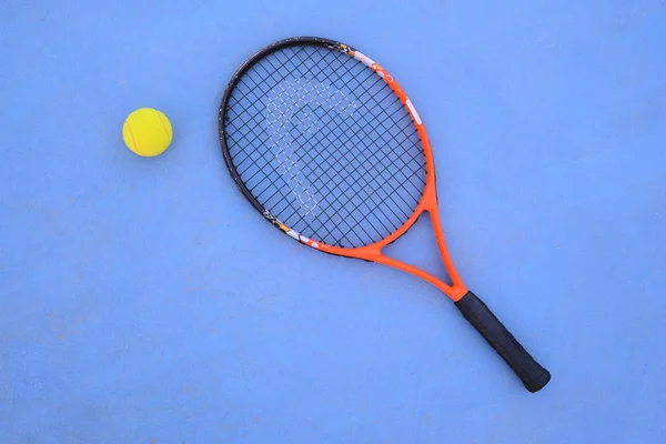 Imagem de bola de tênis e raquete de tênis — Fotografia de Stock