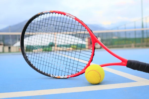 Imagen de pelota de tenis y raqueta de tenis — Foto de Stock