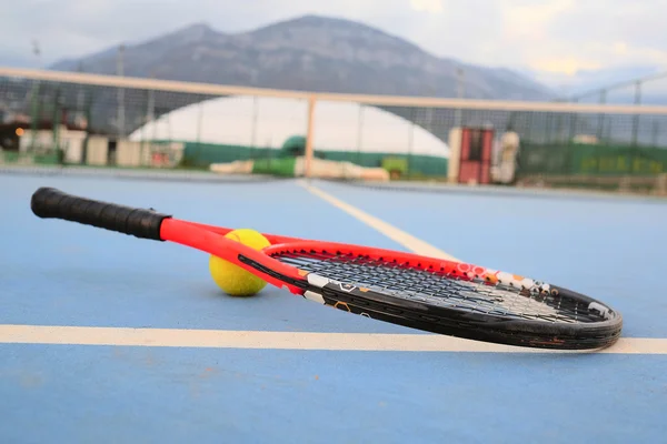 Imagen de pelota de tenis y raqueta de tenis — Foto de Stock