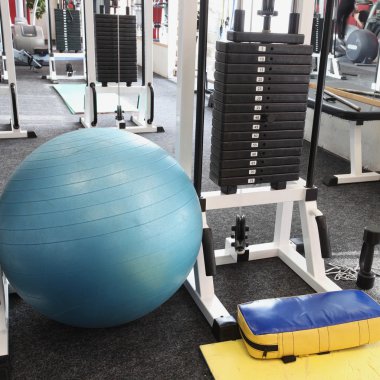 spor salonunda spor salonu aparatı