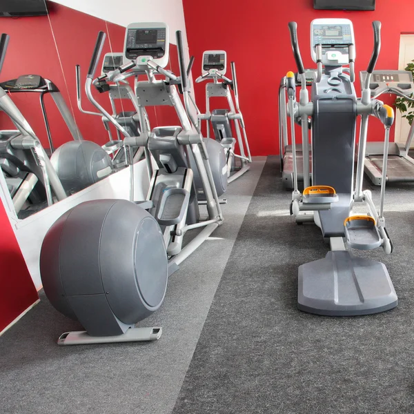 Gym utrustning i en gym-hall — Stockfoto