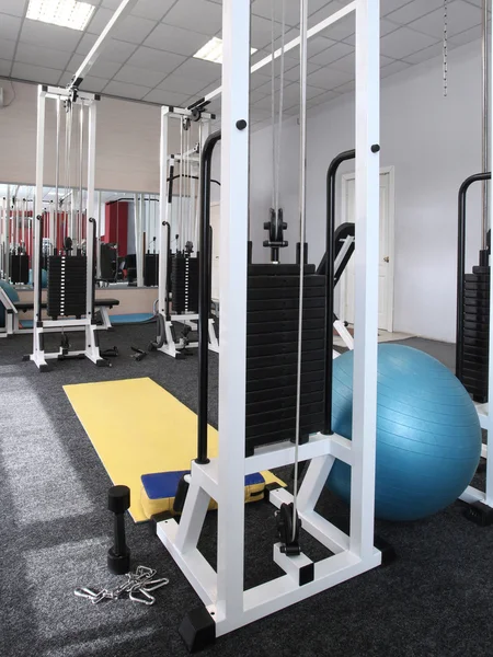 Urządzenia siłowni w hali gimnastycznej — Zdjęcie stockowe