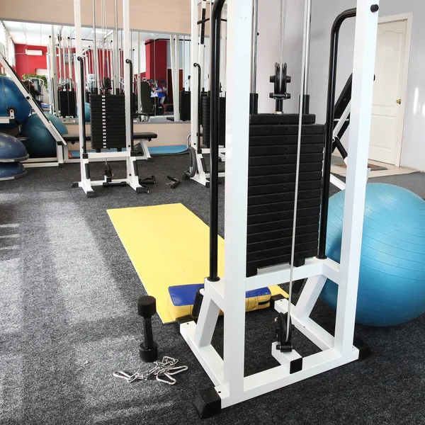 Gym utrustning i en gym-hall — Stockfoto