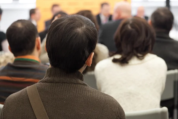 Publikum lauscht dem Schauspiel im Konferenzsaal. — Stockfoto