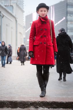 Kırmızı paltolu kızın