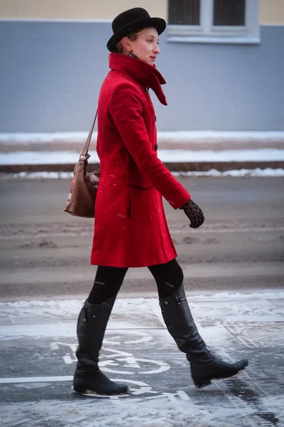 Dziewczyna w czerwonym płaszczu — Zdjęcie stockowe