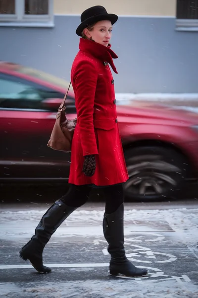 Fille dans un manteau rouge — Photo