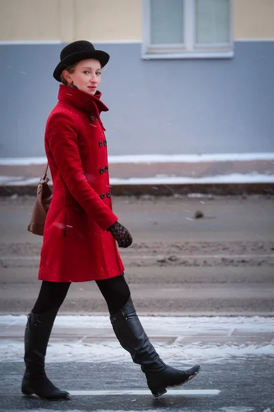 Ragazza con un cappotto rosso — Foto Stock