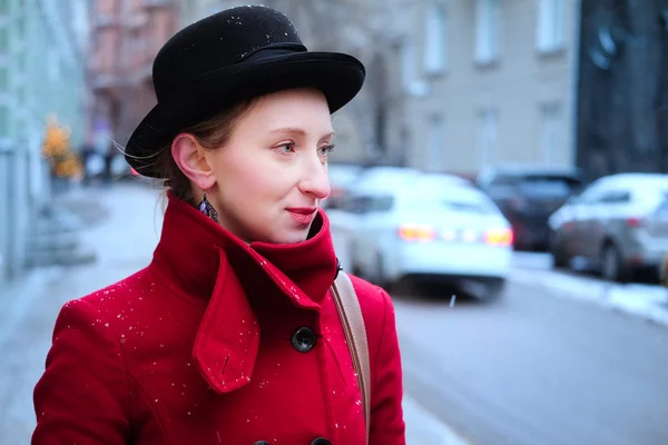 Chica con un abrigo rojo — Foto de Stock