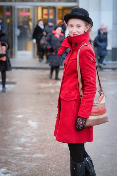 Kırmızı paltolu kızın — Stok fotoğraf