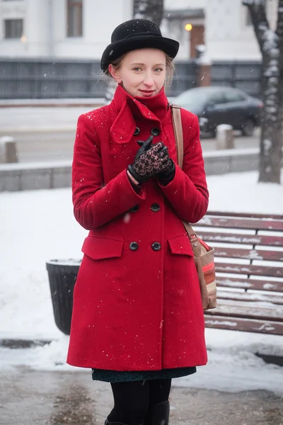 Menina de casaco vermelho — Fotografia de Stock