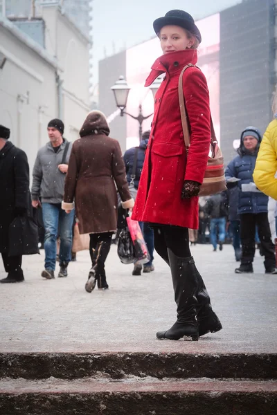Dziewczyna w czerwonym płaszczu — Zdjęcie stockowe