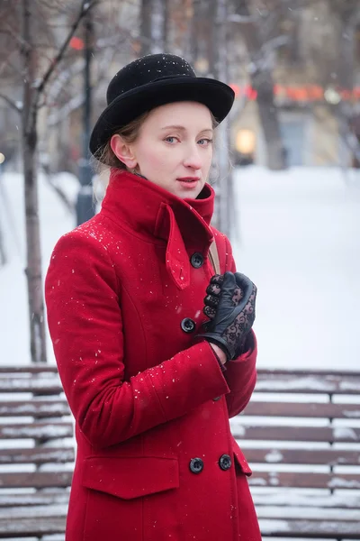 Dívka v červeném kabátě — Stock fotografie