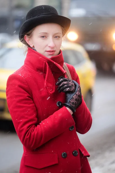 Девушка в красном пальто — стоковое фото