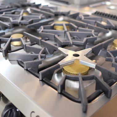 Bir restoranda profesyonel gaz sobası