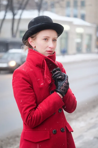 Dívka v červeném kabátě — Stock fotografie