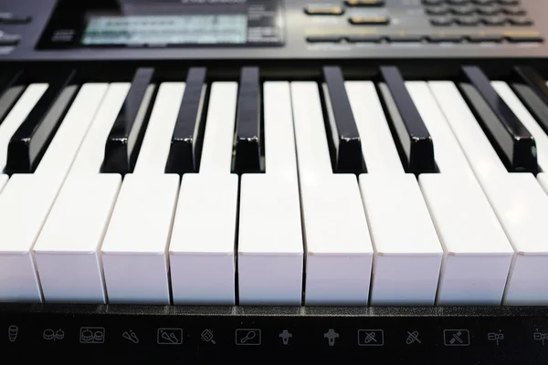 Gambar dari sebuah keabord synthesizer close up — Stok Foto