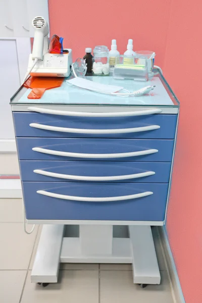 Медицинский подвижный прикроватный столик — стоковое фото