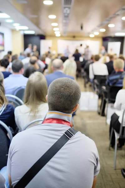 Publiken lyssnar agerar i en konferenssal — Stockfoto