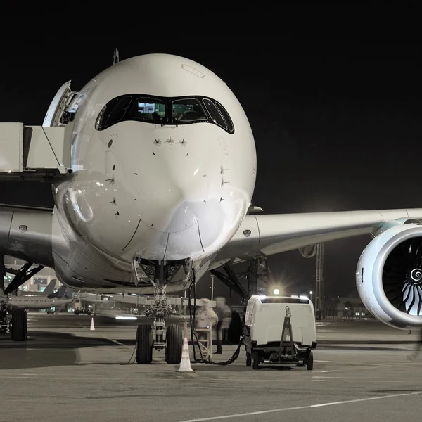 Passagiersvliegtuig op de luchthaven in de avond — Stockfoto