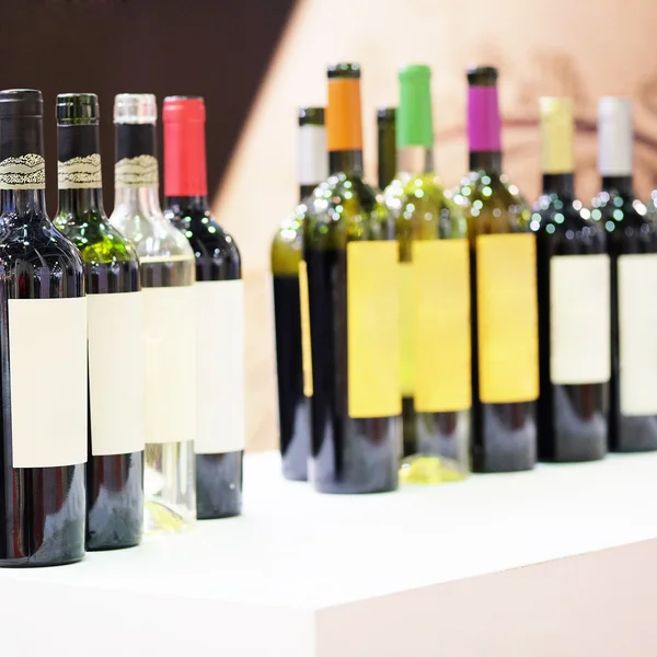 Garrafas de vinho em um balcão — Fotografia de Stock