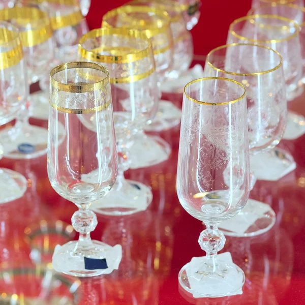 Lege glazen op een tafel geserveerd — Stockfoto