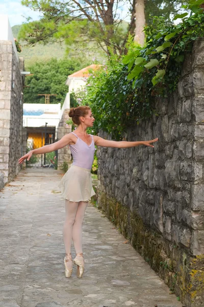 Portrait of a rehearsing ballerina — Stock Photo, Image