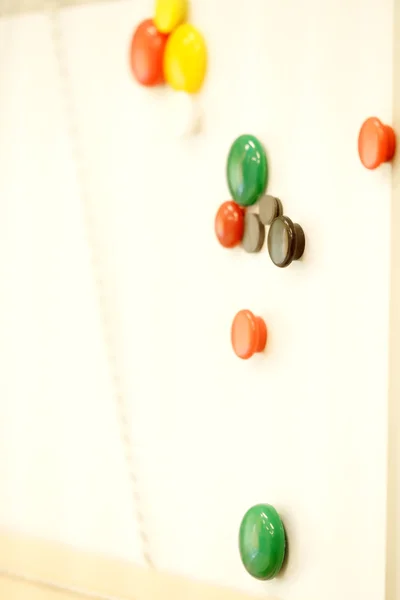 Magneter på en whiteboard — Stockfoto