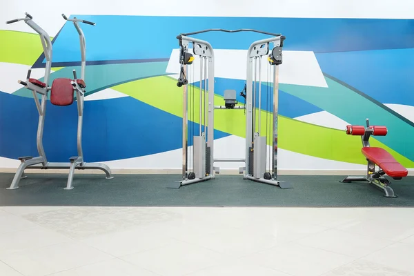 Interior moderno de un gimnasio club de fitness — Foto de Stock