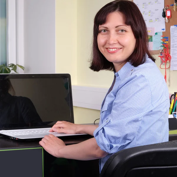 Retrato de una secretaria en el trabajo — Foto de Stock